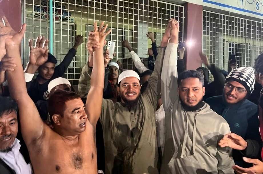 দুধ দিয়ে গোসল করে ৩০০ নেতাকর্মী নিয়ে বিএনপি ছেড়ে যোগ দিলেন জামায়াতে