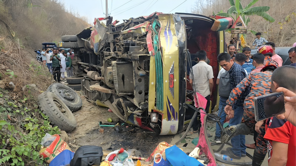 নিয়ন্ত্রণ হারিয়ে পাহাড়ে ধাক্কা, বাস উল্টে আহত ১৯