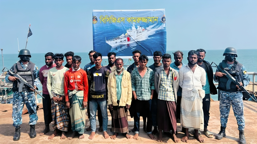 সেন্টমার্টিনে সমুদ্রপথে মানব পাচারচেষ্টা, আটক ১৫