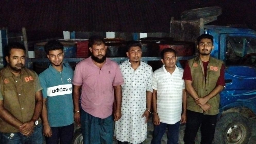 নোয়াখালীতে ১৪০০ লিটার ডিজেল জব্দ আটক ৪