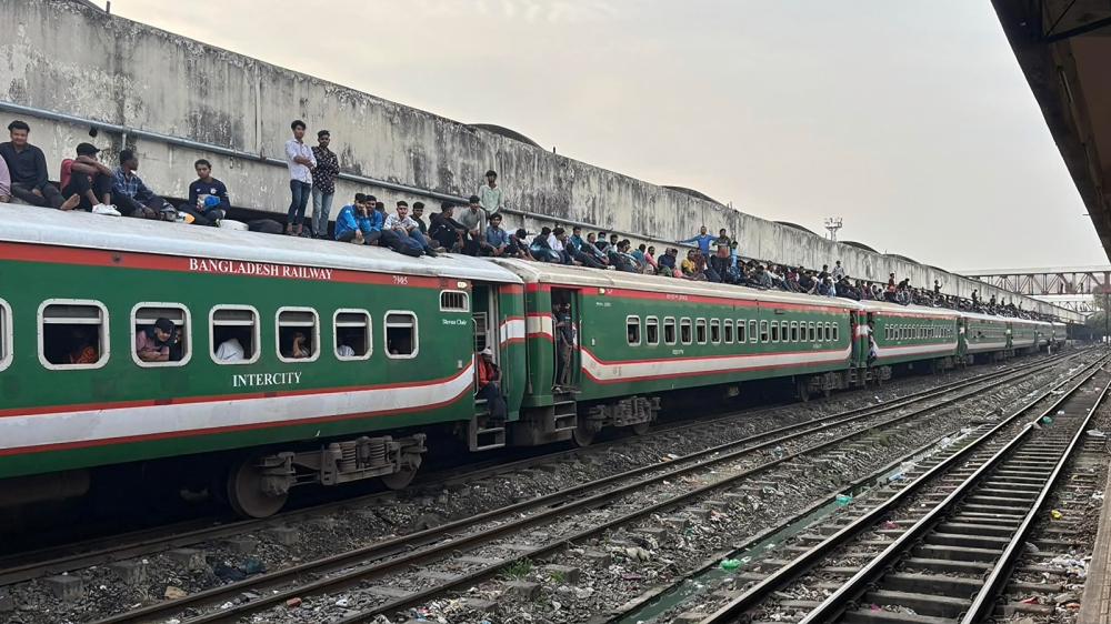 ঈদযাত্রায় মানুষের ঢল, সিট না পেয়ে ছাদে-গেটে ঝুলে ঢাকা ছাড়ছেন