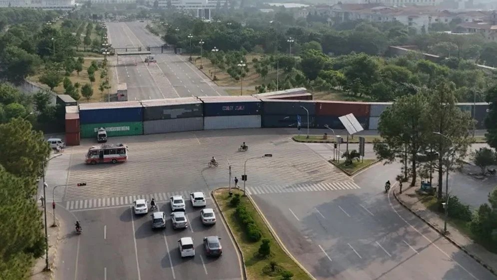 ইসলামাবাদ অবরুদ্ধ , ২২ হাজার পুলিশ মোতায়েন