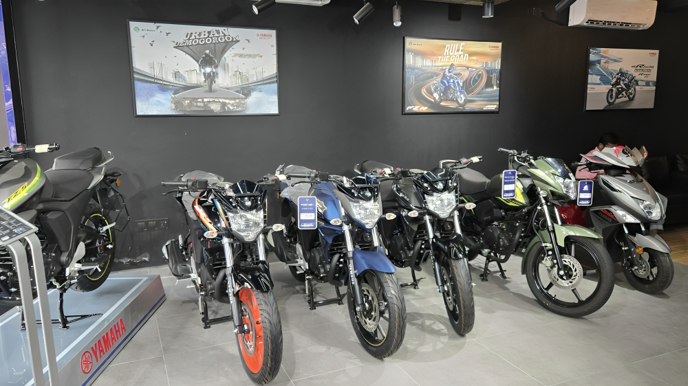 শোরুমে নেই ক্রেতা, ধস নেমেছে মোটরসাইকেল বাজারে