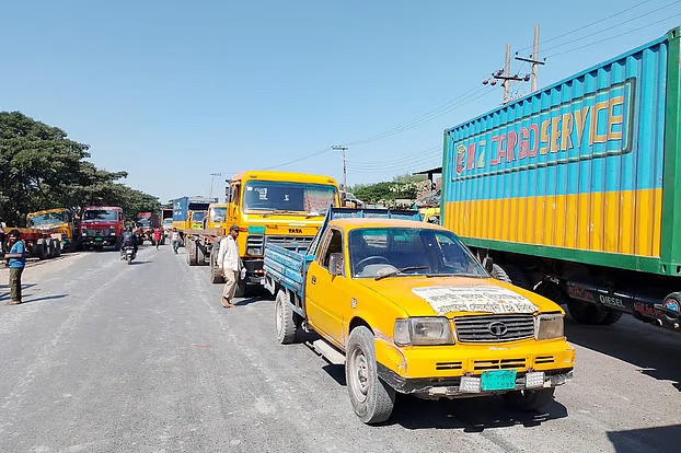 চট্টগ্রাম বন্দরমুখী টোল সড়ক এক ঘণ্টা বন্ধ রেখে শ্রমিকদের অবস্থান