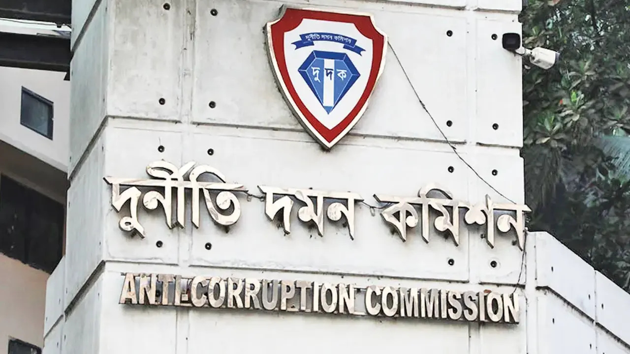 সাবেক আমলা-মন্ত্রী ও ব্যবসায়ীদের ঘিরে দুদকের বড় অভিযান