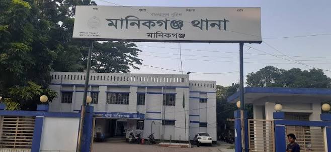 মানিকগঞ্জে শিশুসহ দম্পতির লাশ মিলল ঘরের মাঝে