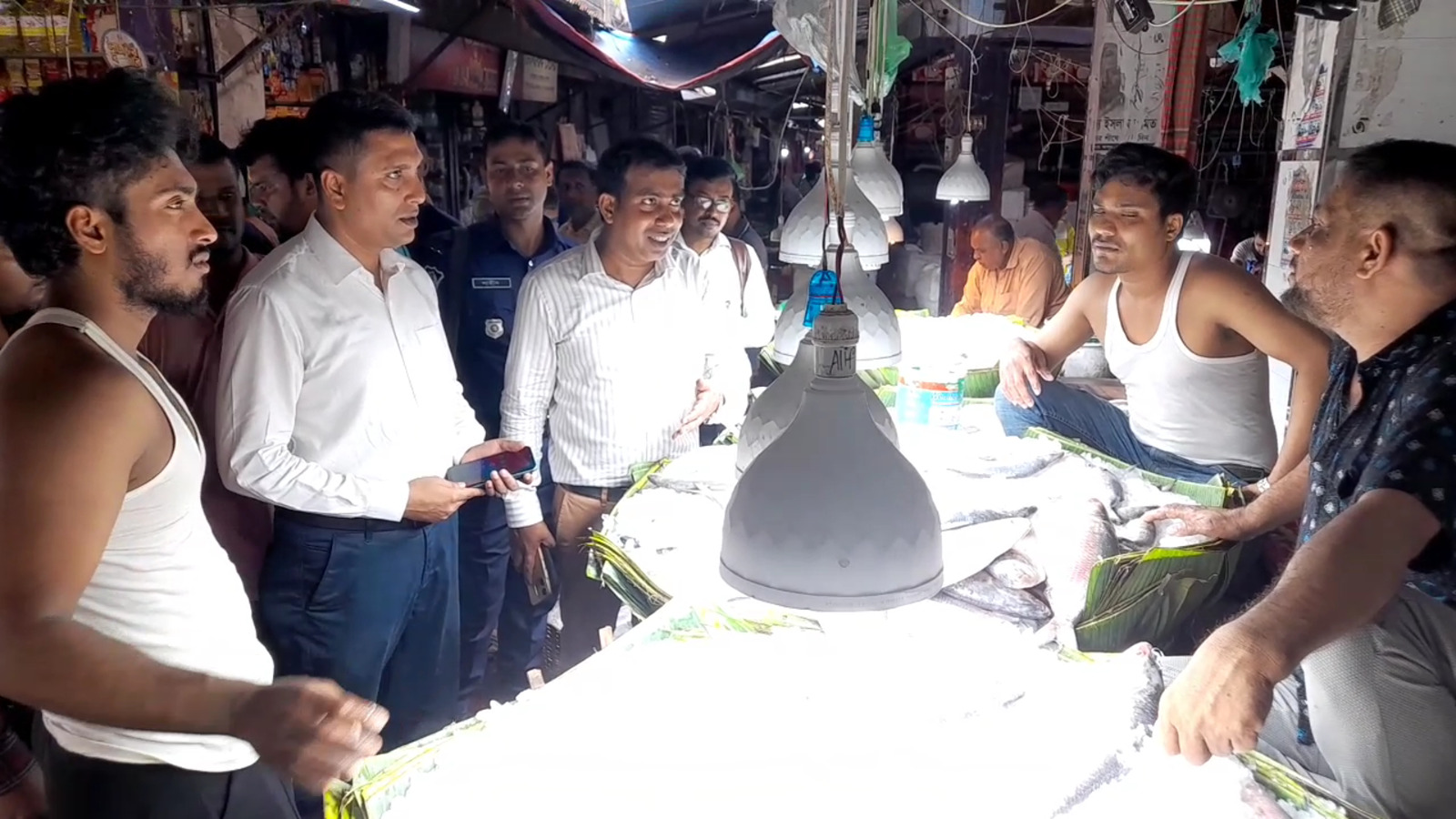 ভারতীয় ইলিশ ‘দেশি’ বলে বিক্রি, যশোরে আড়তদারকে জরিমানা