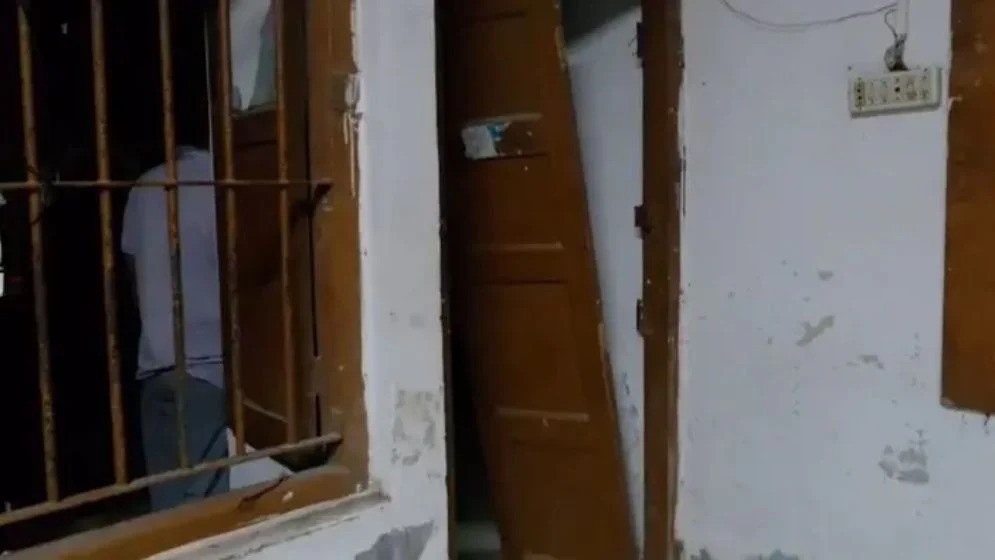 দাউদকান্দি থানায় আটক কিশোরদের দরজা ভেঙ্গে বেরিয়ে যাওয়ার অভিযোগ