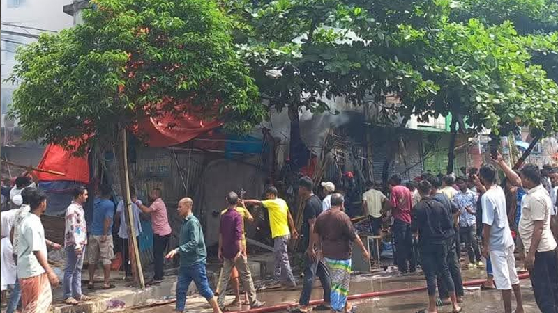 মিরপুর-১০-এ উচ্ছেদ অভিযান ঘিরে সংঘর্ষ, তিন গাড়িতে আগুন