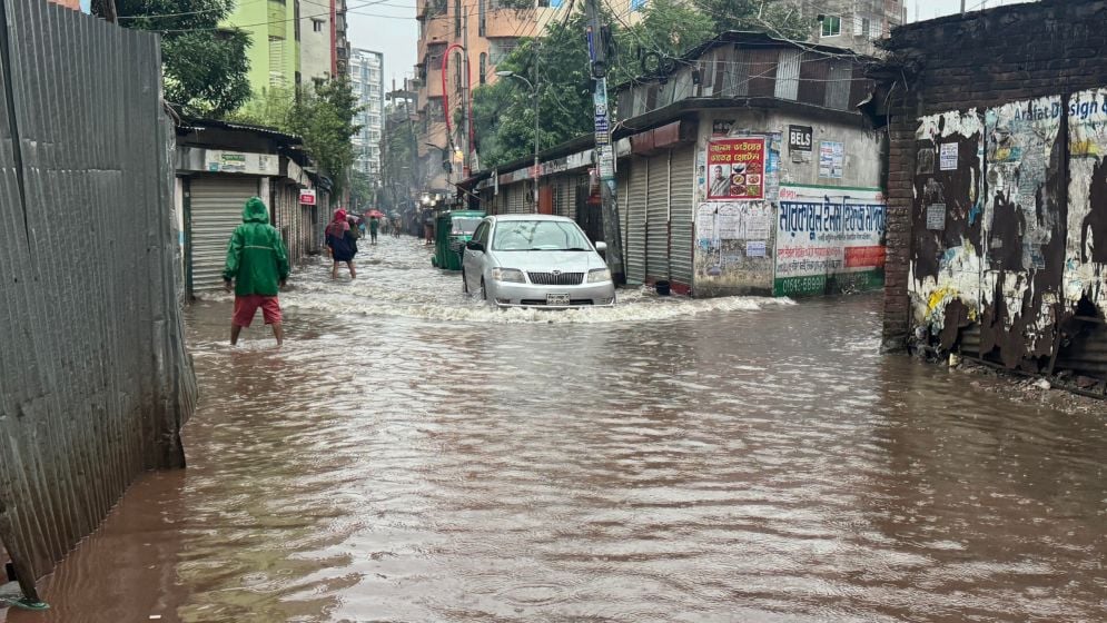 ভোর রাতের বৃষ্টিতে সয়লাব রাজধানী