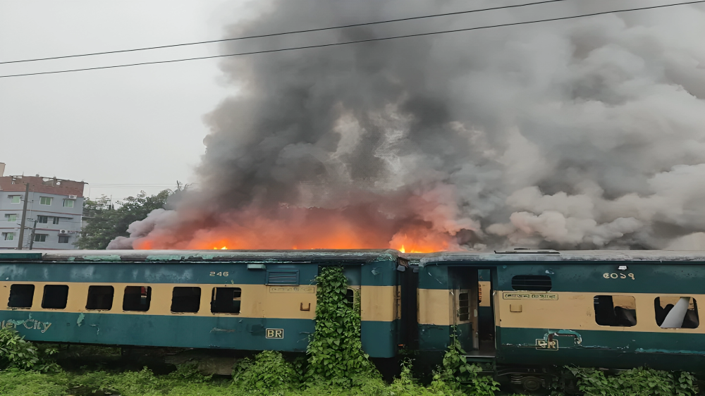 চট্টগ্রামে পরিত্যক্ত রেলের বগিতে আগুন