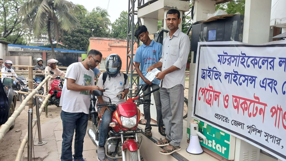 নওগাঁয় অ্যাপে তেল বিক্রি শুরু, লাইনে দাঁড়িয়ে ভোগান্তি