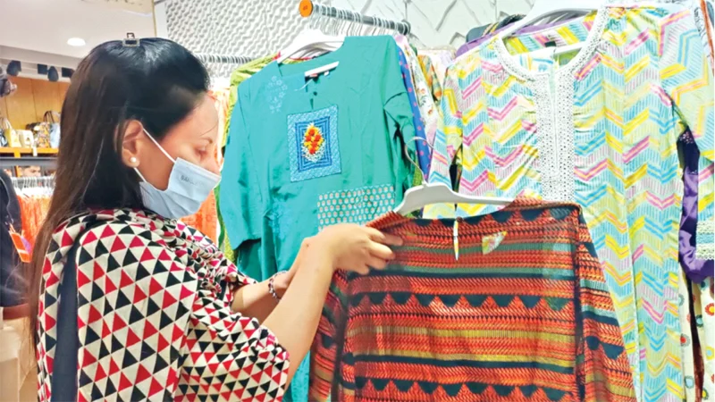 ঈদ বাজারে পোশাকের দাম বেড়েছে, ক্রেতারা বিড়ম্বনায়